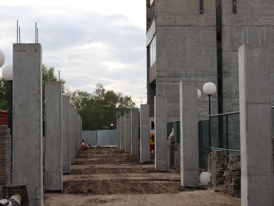 LEGIONOWO. Budowa zadaszenia na półmetku