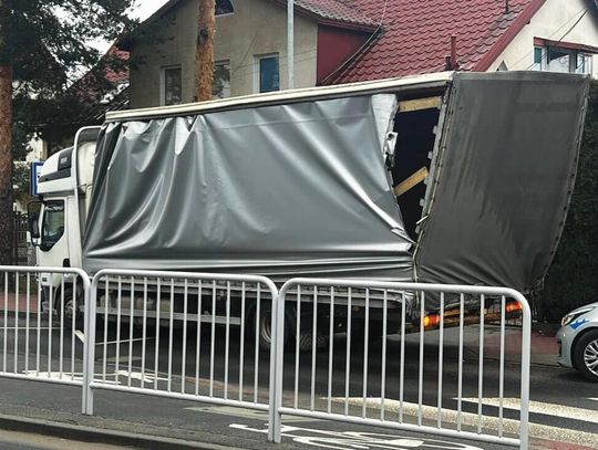 LEGIONOWO. Ciężarówka uderzyła w ogranicznik wysokości w tunelu na Bukowcu