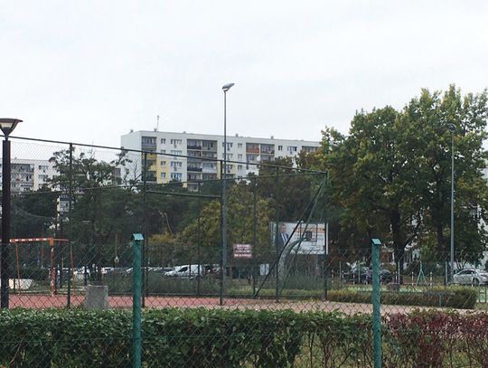 LEGIONOWO. Czy młodzieżą z placu przy Królowej Jadwigi powinni zająć się streetworkerzy?