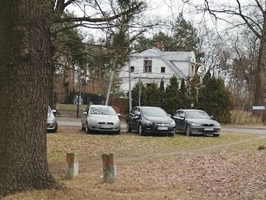 LEGIONOWO. Dlaczego parkują na trawnikach? Niszczenie zieleni
