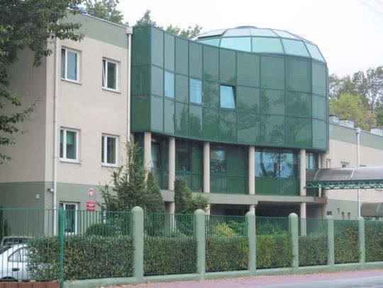 LEGIONOWO. Fotowoltaika na dachach dwóch legionowskich szkół średnich i DPS Kombatant