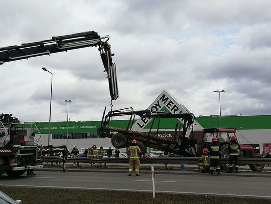 LEGIONOWO/ JABŁONNA. Wypadek ciągnika leśnego. DK 61 zablokowana [GALERIA]