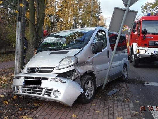 LEGIONOWO. Kolizja busa przy cmentarzu