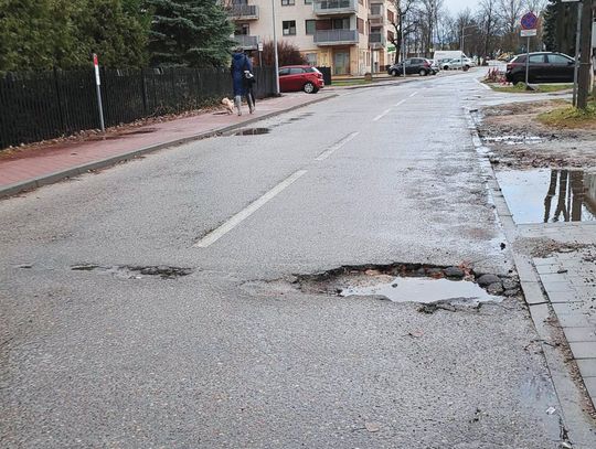 LEGIONOWO. Legionowskie drogi jak szwajcarski ser. Inicjatywa radnych poprawi jakość dróg?