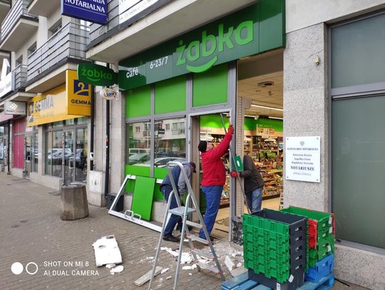 LEGIONOWO. Lexus wjechał w Żabkę przy Piłsudskiego