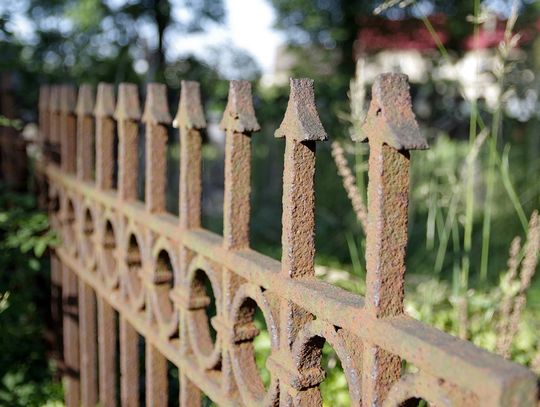 LEGIONOWO. Miał 1,5 promila i próbował przejść przez płot