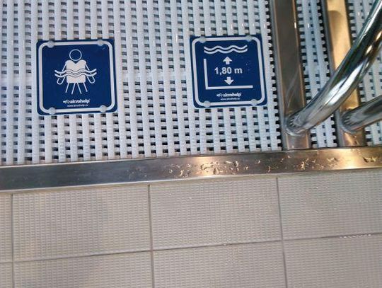 LEGIONOWO. Mylne oznaczenia głębokości basenu?