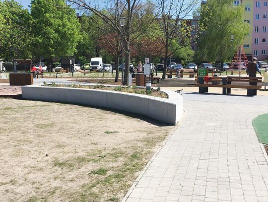 LEGIONOWO. Niebezpieczny cokół na placu zabaw