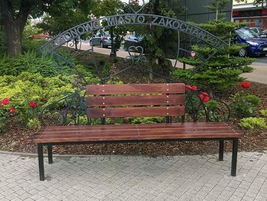 LEGIONOWO. Nowa ławeczka na Rynku