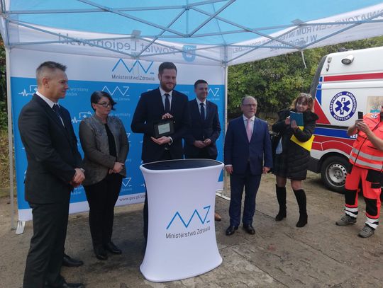 LEGIONOWO. Nowe karetki dla Legionowa - na uroczystości był wiceminister i wojewoda
