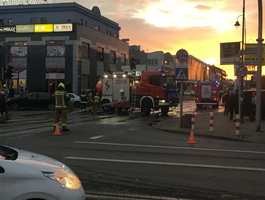 LEGIONOWO. Pękła rura i zapadła się jezdnia pod jednym z aut