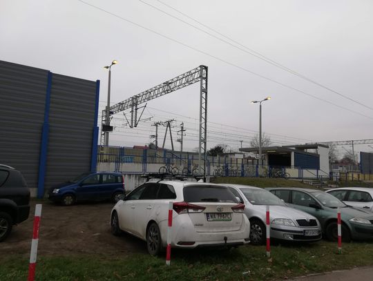 LEGIONOWO.  Perony oświetlone dzień i noc