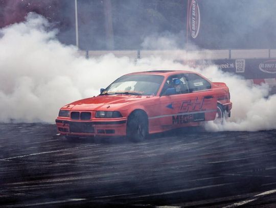 LEGIONOWO. Pisk opon i zapach spalonej gumy – drifterzy w akcji