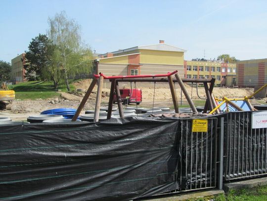 LEGIONOWO. Plac zabaw zza płotu
