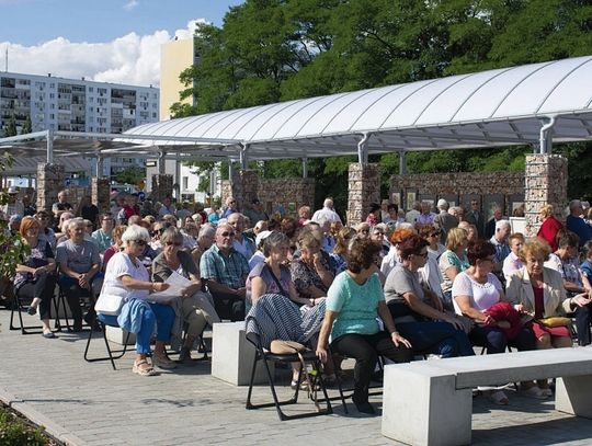 LEGIONOWO. Po co ta pompa na otwarciu targu?