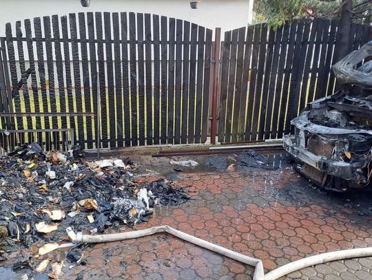 LEGIONOWO. Pożar samochodu i ogrodzenia
