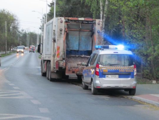 LEGIONOWO Pożar śmieciarki na Al. Legionów - zapalił się silnik