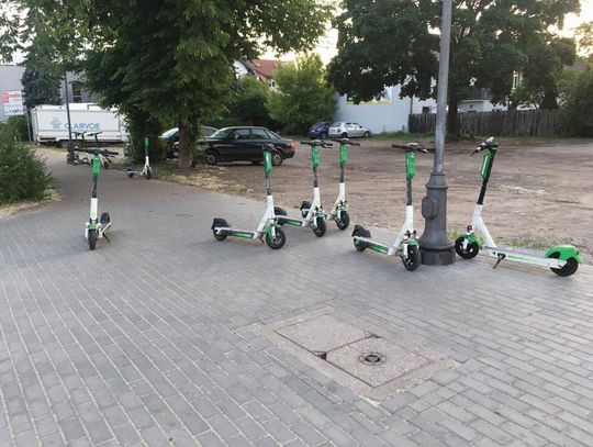 LEGIONOWO. Przestrzeń publiczna. Kto zrobi PORZĄDEK z hulajnogami?