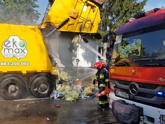 LEGIONOWO. Rajd przez miasto płonącą śmieciarką