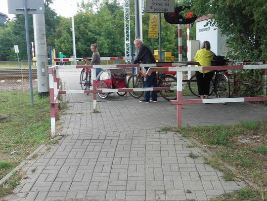LEGIONOWO. Raz się uda, a raz nie... Feralne przejście przez tory na Kozłówce