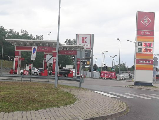 LEGIONOWO. Rozbudują stację paliw przy markecie Kaufland na os. Piaski?