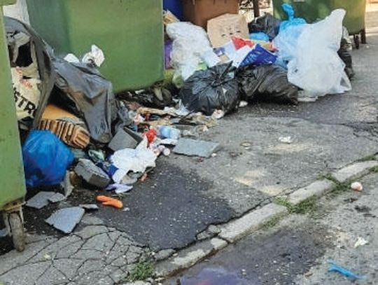 LEGIONOWO. Śmietnik na osiedlu Piaski!