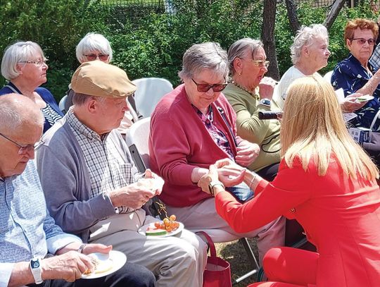 LEGIONOWO. Teleopaski medyczne dla seniorów z Domu Dziennego Pobytu