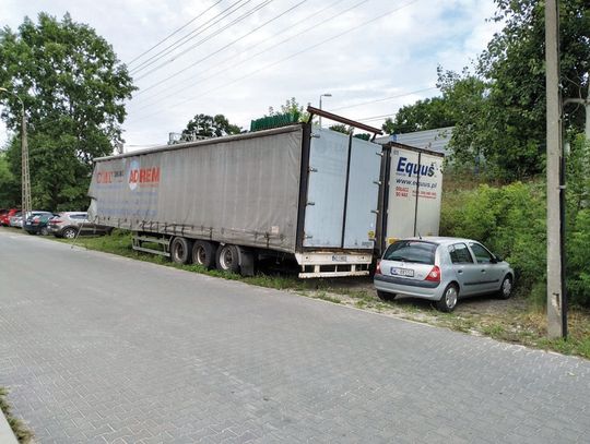 LEGIONOWO. TIR-y parkują na wąskich uliczkach