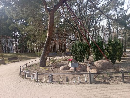 LEGIONOWO. To nie "zamach" na papieża, tylko renowacja pomnika