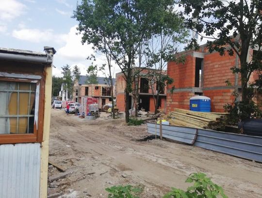 LEGIONOWO. Trwa budowa osiedla „pod kominem”