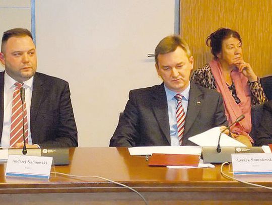 LEGIONOWO. Umywają ręce – niech spółka sprzedaje co zechce!