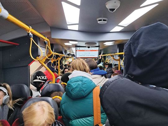 LEGIONOWO. W pociągu - jak sardynki w puszce