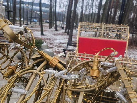LEGIONOWO. Wandale zniszczyli ozdoby w Parku Zdrowia