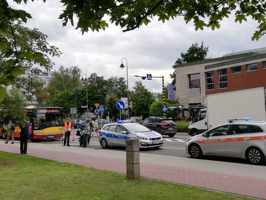 LEGIONOWO. Wjechała pod ruszający autobus [FOTO]