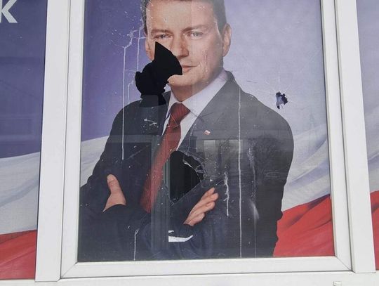 LEGIONOWO. Wybito szyby w biurze PIS. Czy chuligański wybryk miał drugie dno?