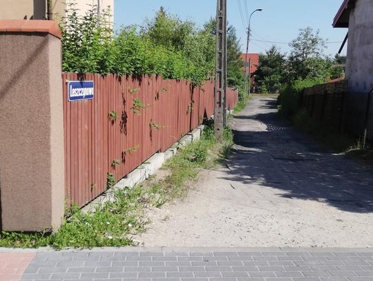 LEGIONOWO. Wysypują szkodliwy żużel na drogi