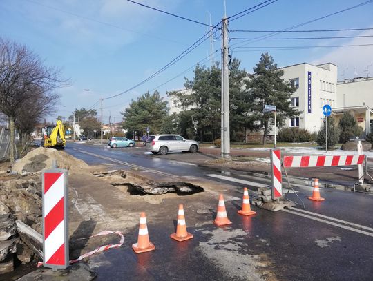 LEGIONOWO. Zapadnięta jezdnia naprzeciwko komendy [GALERIA]