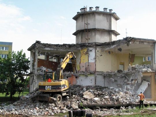 LEGIONOWO. Zburzono pół „okraglaka”