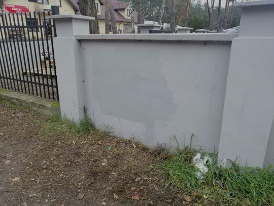 LEGIONOWO. Zniknął "szokujący" napis na murze cmentarza