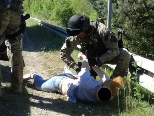 LEGIONOWSKI. Akcja antyterrorystów w Dębem. 5 osób zatrzymanych