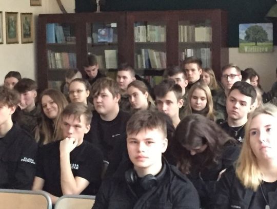 LEGIONOWSKI. Dzielnicowy spotkał się z uczniami LO w Komornicy