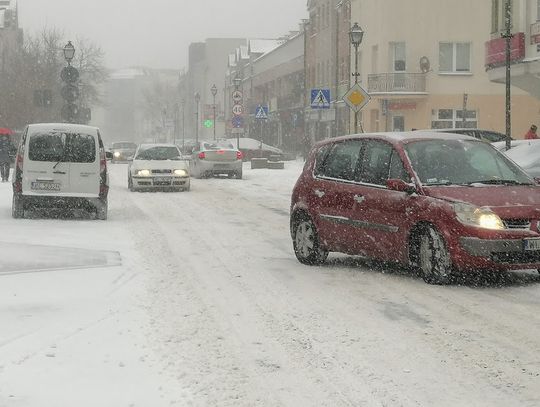 LEGIONOWSKI. Odśnież chodnik i dach budynku