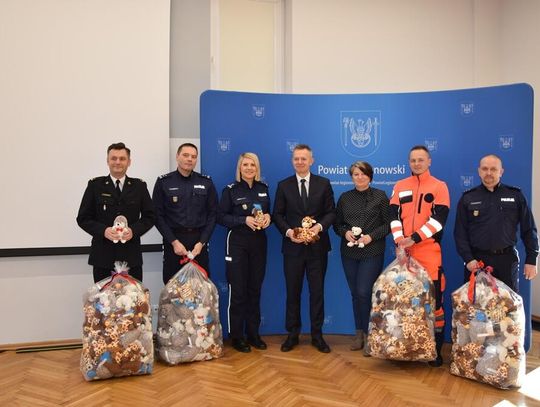 LEGIONOWSKI. Starostwo podarowało pluszaki służbom ratunkowym