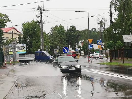 LEGIONOWSKI. Zalane ulice i piwnice. Podtopione garaże - efekty porannej ulewy