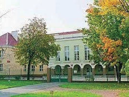 Miejsca parkingowe przy szkole SP 1