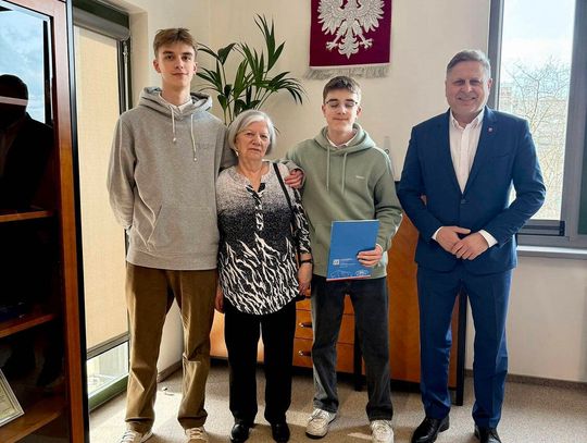 Młodzi bohaterzy uratowali dziadków z pożaru – zostali uhonorowani przez prezydenta