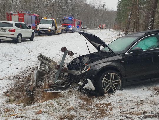 NIEPORĘT. Audi wjechało w słup średniego napięcia. Jedna osoba trafiła do szpitala [Zaktualizowane]