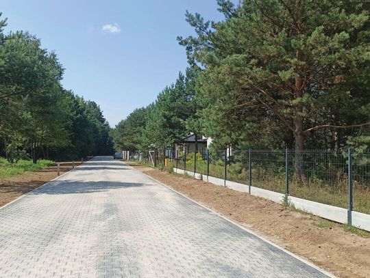 NIEPORĘT. Betonowa nawierzchnia na ul. Różanej