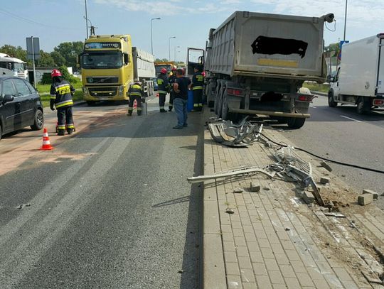 NIEPORĘT. Ciężarówka staranowała barierki
