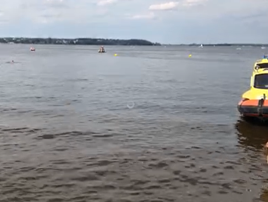 NIEPORĘT. Mężczyzna zniknął pod wodą. Plażowicze tworzą "łańcuch życia"